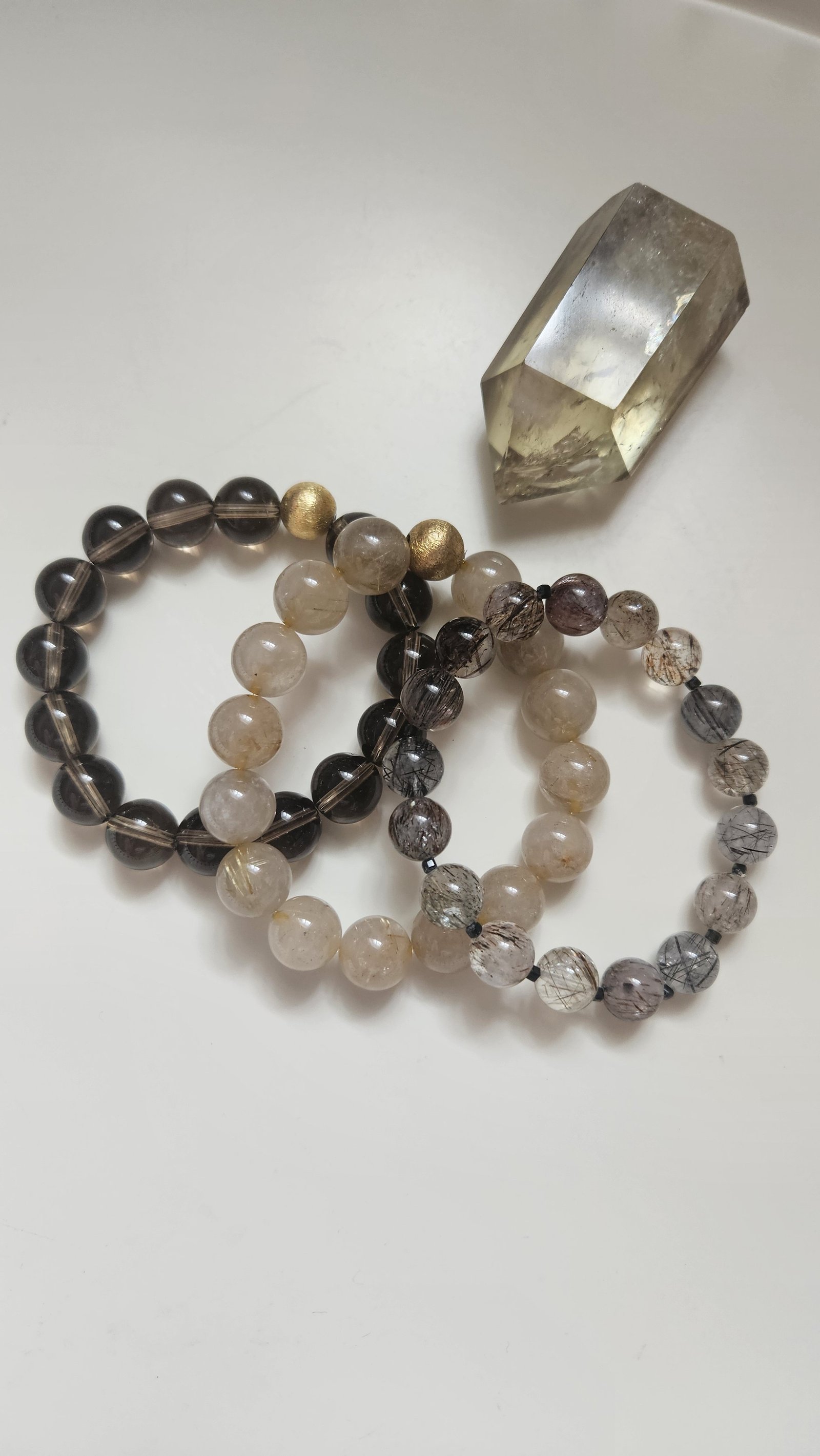 Handgefertigte Heilstein-Armbänder von Beate Gaigl
