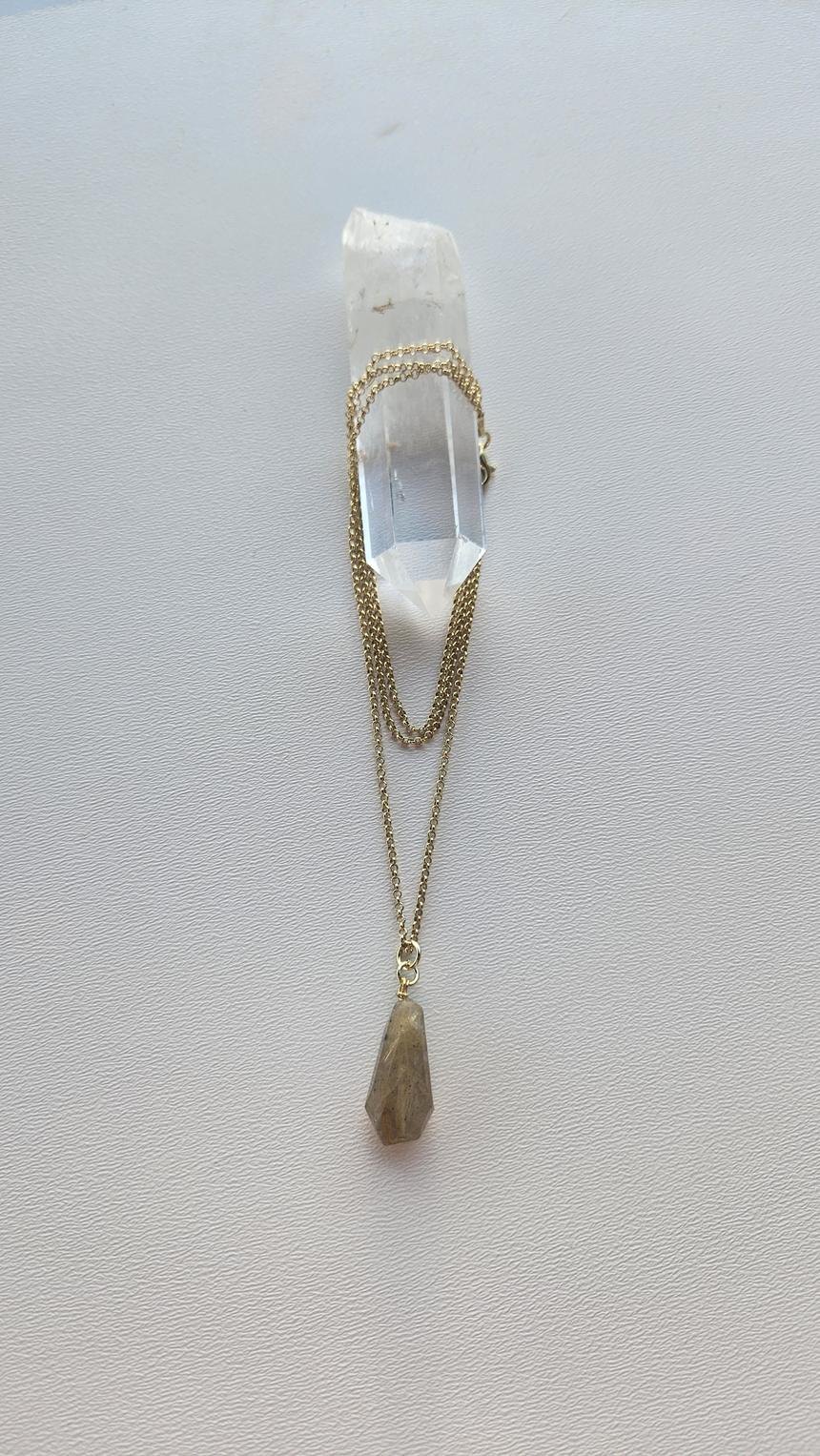 Vergoldete Kette mit Rutilquarz-Anhänger, Ansicht 1